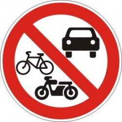Знак "Забранено е влизането на изобразените пътни превозни средства"